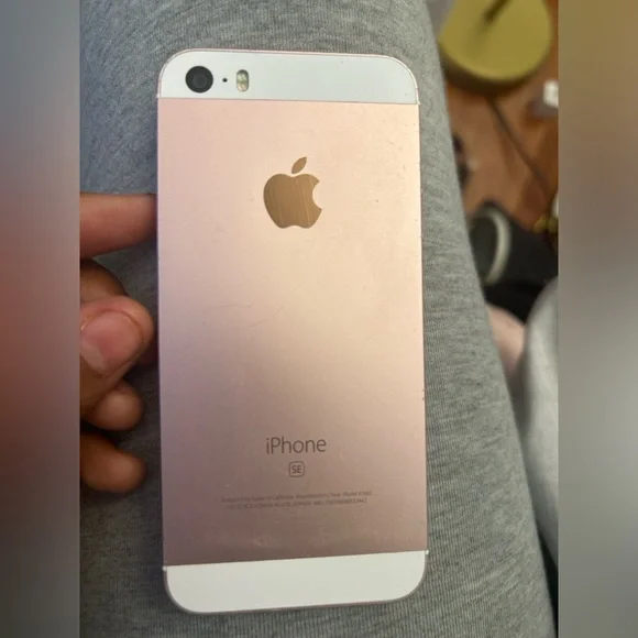 iPhone SE needs activation lock